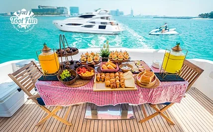 باقة إفطار على يخت في دبي — كيف تصنع صباحًا مثاليًا