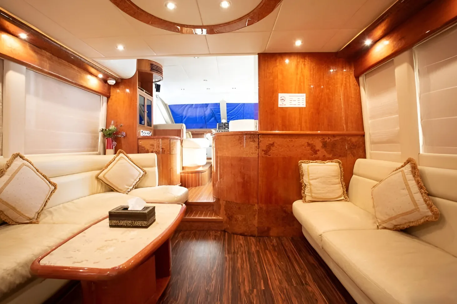 تأجير يخت ماجستي 70 قدم في دبي — 7